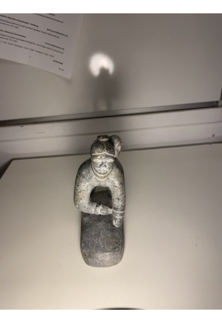Fedtsten skulptur af kvinde med barn
